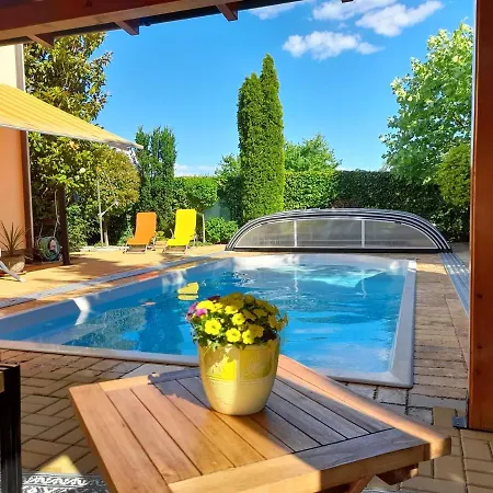 Canadian Style House With 3d Effect Pool Отель типа 