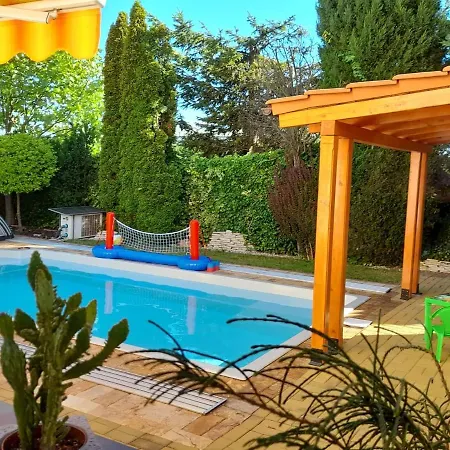 Canadian Style House With 3d Effect Pool *