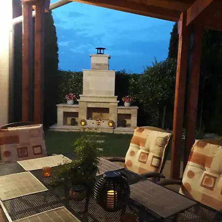 B&B Canadian Style House With 3d Effect Pool