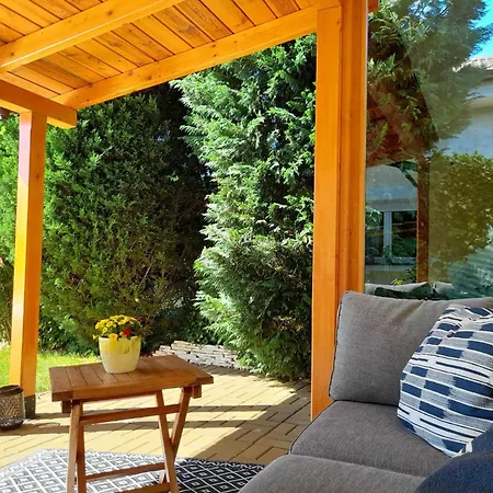 Canadian Style House With 3d Effect Pool B&B