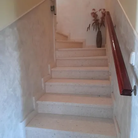 Canadian Style House With 3d Effect Pool B&B