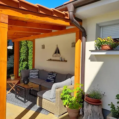 Canadian Style House With 3d Effect Pool *