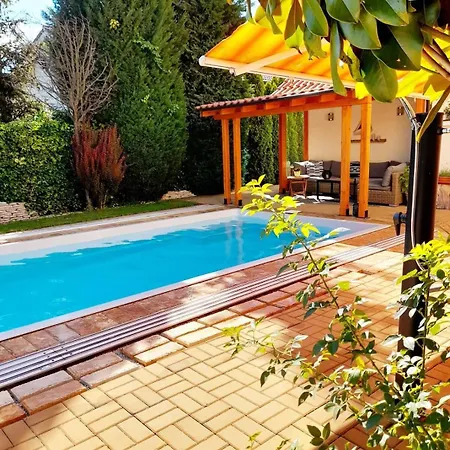 Canadian Style House With 3d Effect Pool فندق مبيت وإفطار