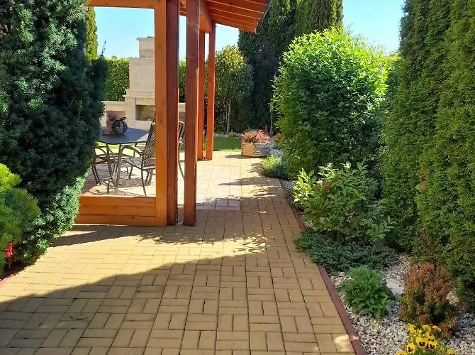 Canadian Style House With 3d Effect Pool *