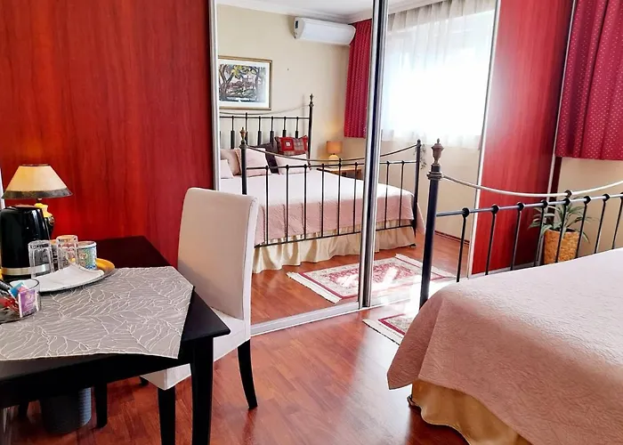 Canadian Style House With 3d Effect Pool Frühstückspension *