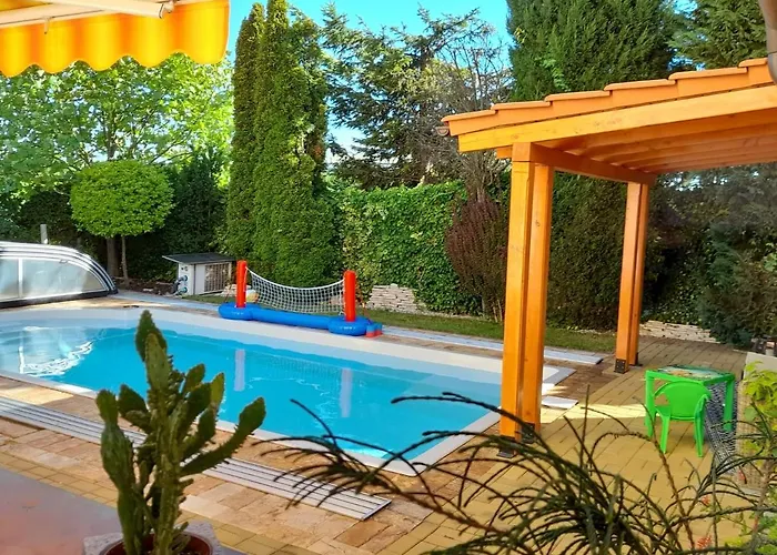 Canadian Style House With 3d Effect Pool *