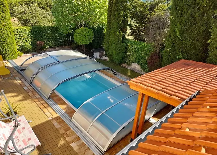 Canadian Style House With 3d Effect Pool Frühstückspension *