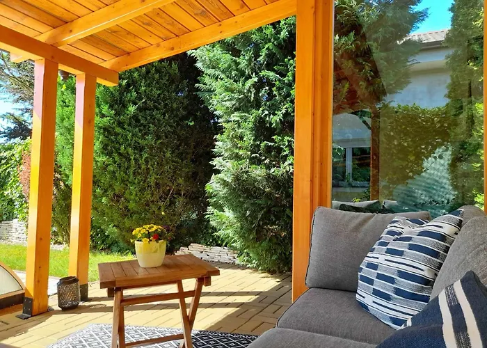 Canadian Style House With 3d Effect Pool Frühstückspension