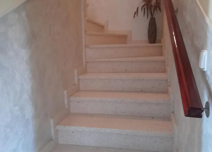 Canadian Style House With 3d Effect Pool Frühstückspension