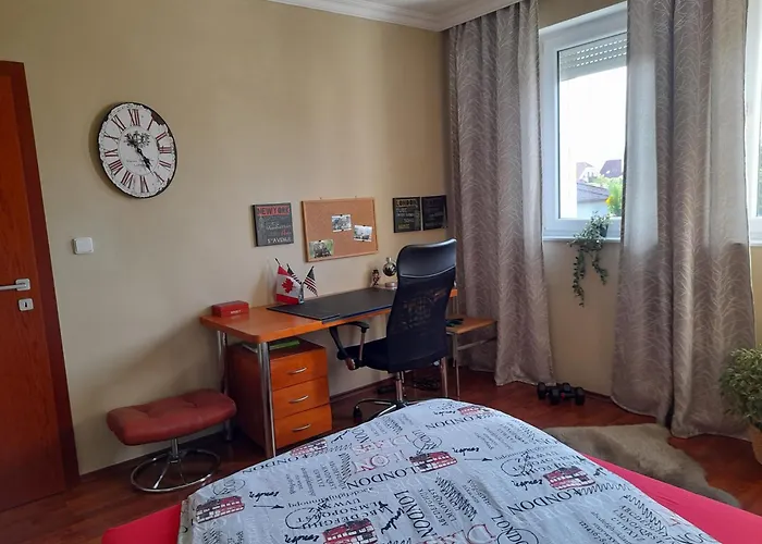 Canadian Style House With 3d Effect Pool *