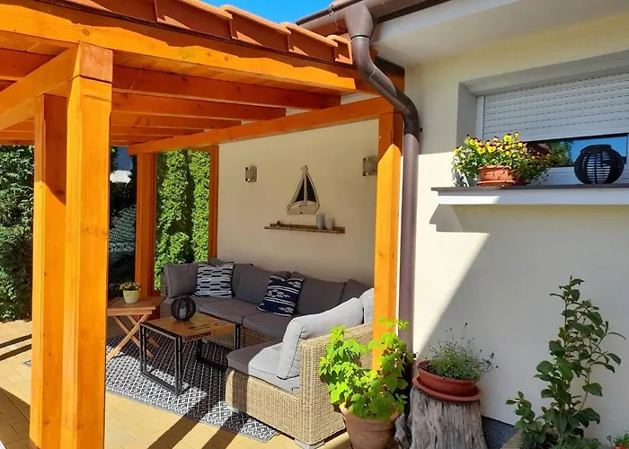 Canadian Style House With 3d Effect Pool *