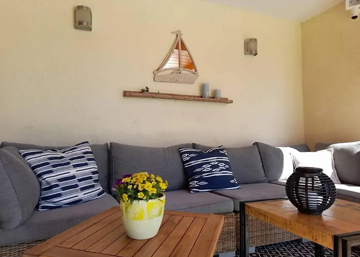 Canadian Style House With 3d Effect Pool Frühstückspension Vinosady