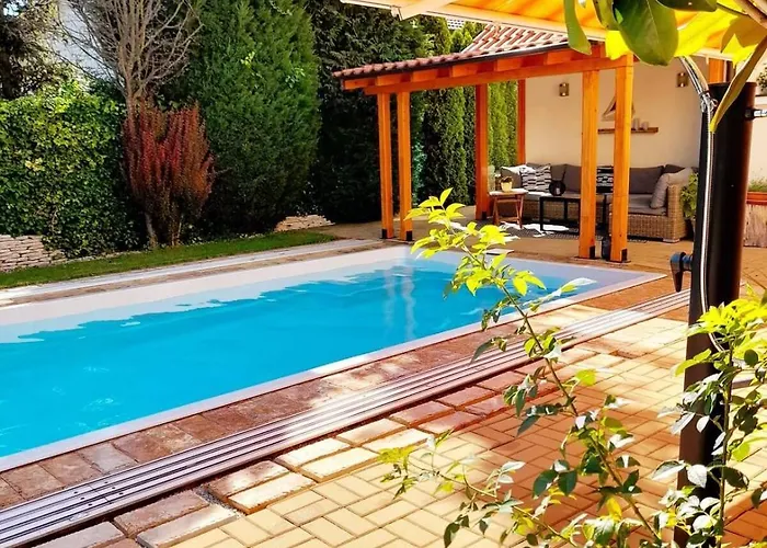 Canadian Style House With 3d Effect Pool Frühstückspension